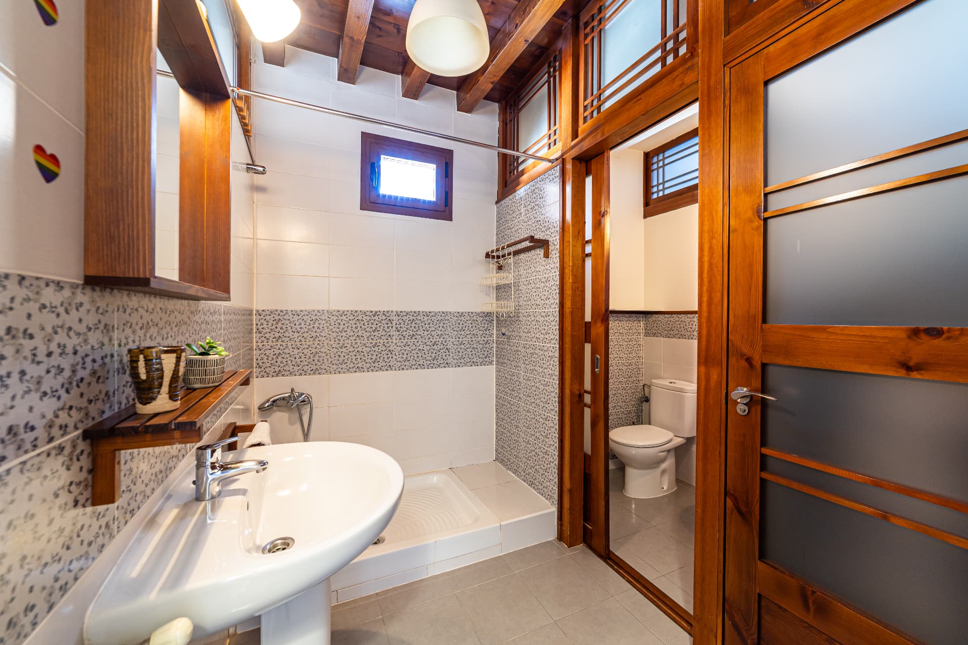 Baño completo con detalles en madera
