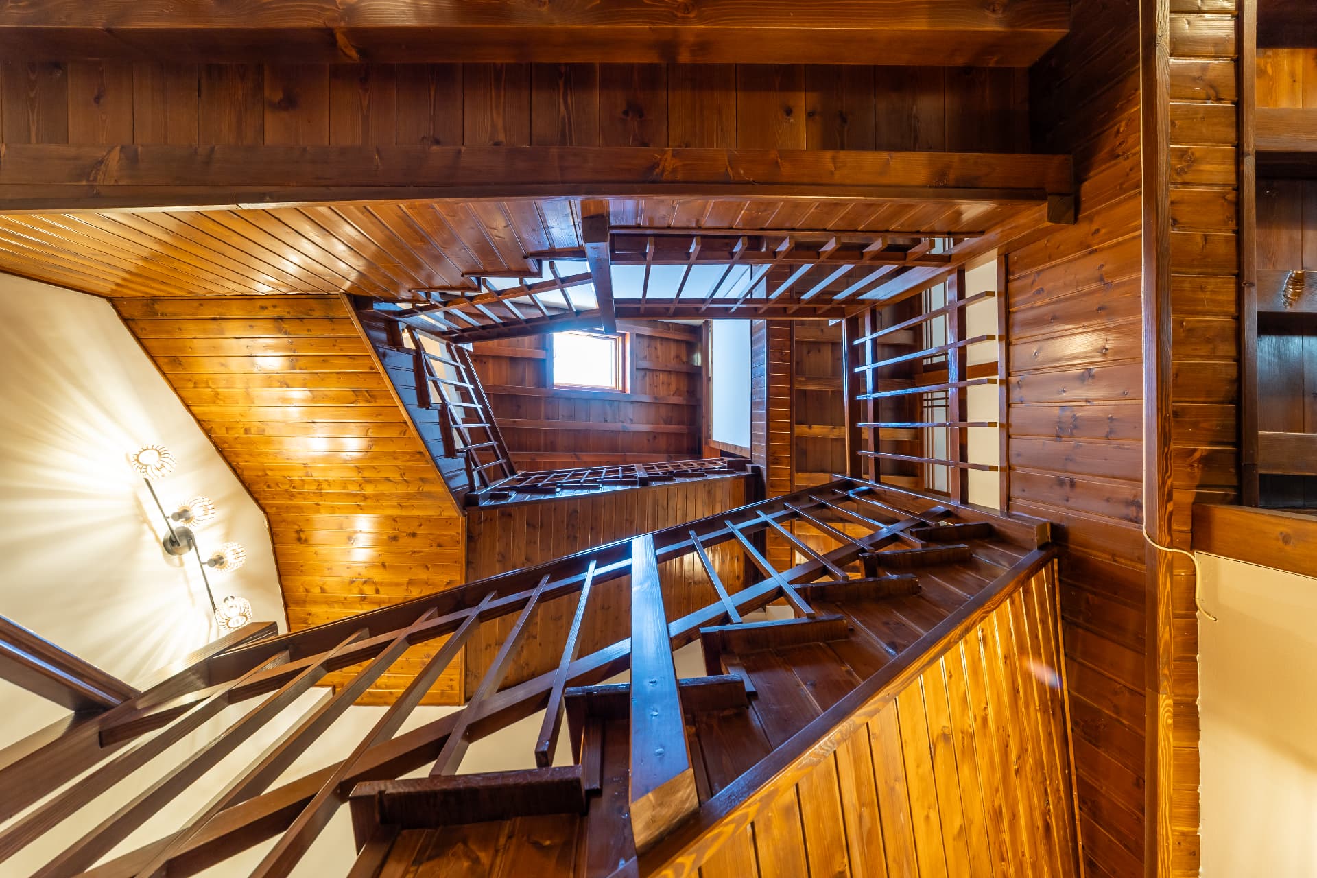 Escalera de madera que conecta las tres plantas