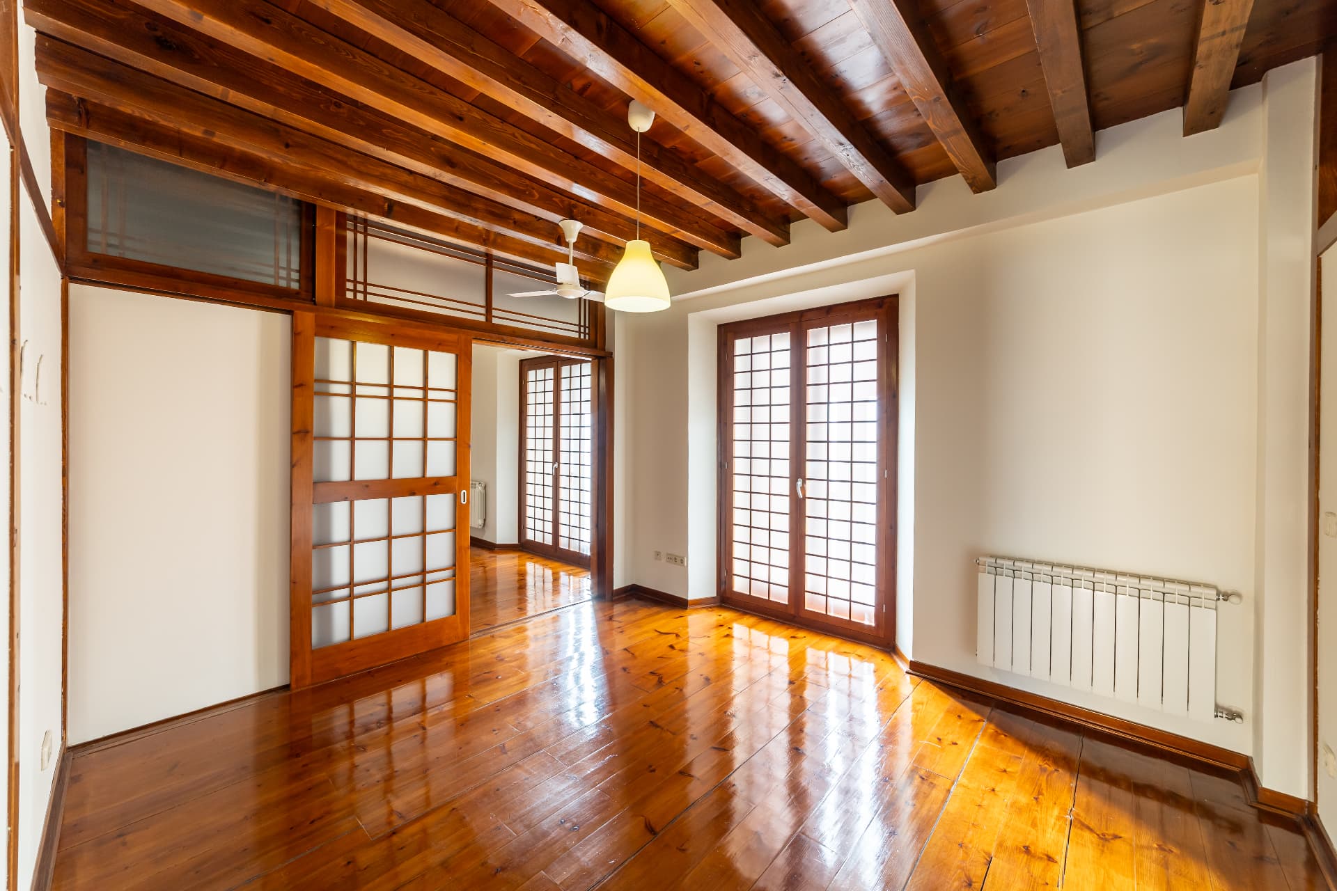 Dormitorio con puertas shoji y suelo de madera