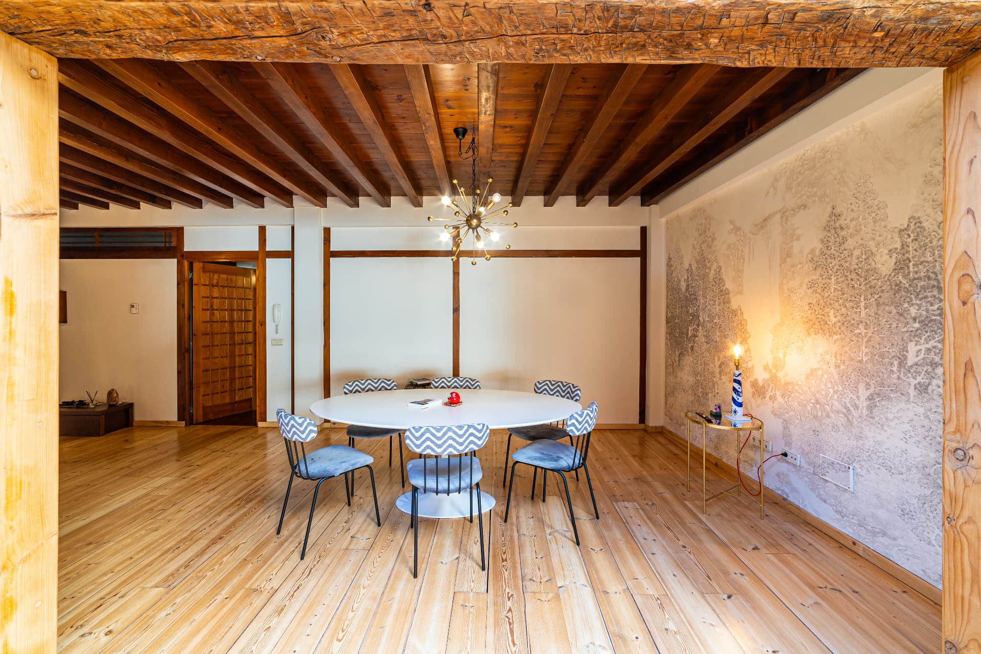 Salón de estilo japonés con vigas de madera