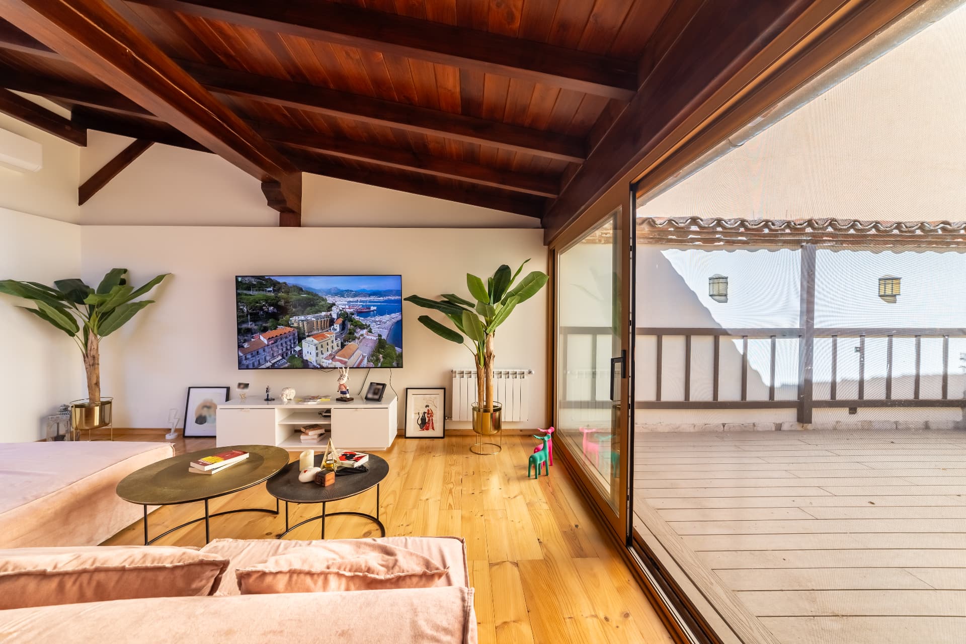 Salón de planta baja con acceso directo al patio